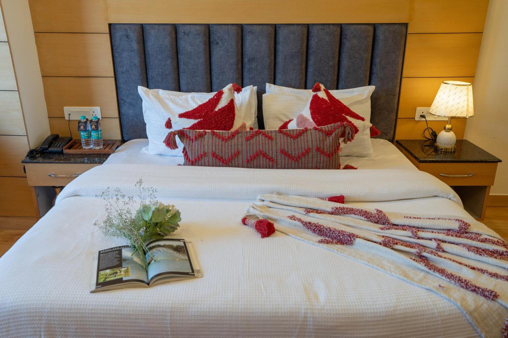 Super Hotel By Perfectstayz Mall Road Mussoorie Exteriör bild